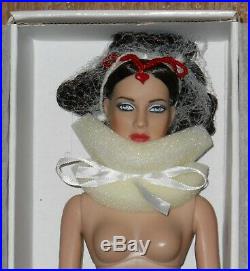 Her Majesty, The Queen of Hearts T8AWDD04 Nude Doll Stand Box Shipper Only 2008
