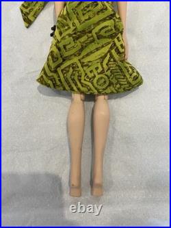 Robert Tonner 16 Vinyl Tyler Wentworth Doll 1999 in Green Pattern Outfit