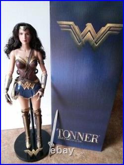 Robert Tonner GAL GADOT DC WONDER WOMAN 16 Movie doll withsword, + Stand
