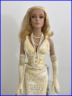 Sheer Glamour Sydney Robert Tonner Doll TW3201 2002 Tyler Wentworth Stand