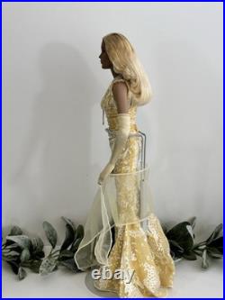 Sheer Glamour Sydney Robert Tonner Doll TW3201 2002 Tyler Wentworth Stand