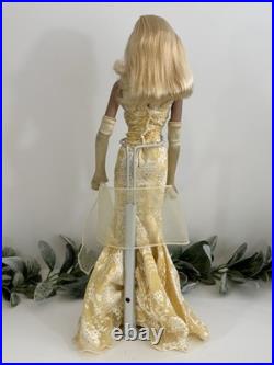 Sheer Glamour Sydney Robert Tonner Doll TW3201 2002 Tyler Wentworth Stand