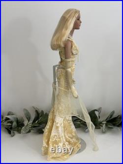 Sheer Glamour Sydney Robert Tonner Doll TW3201 2002 Tyler Wentworth Stand