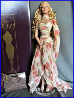 Stunning Robert TONNER Tyler Wentworth TOSCANO 16 Doll MIB with Stand & BOX A+