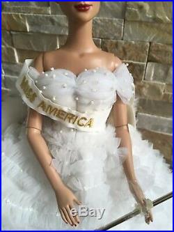 Tonner 16 Vinyl DOLL Blonde MISS AMERICA dressed in Ensemble withWand, Crown+Stand