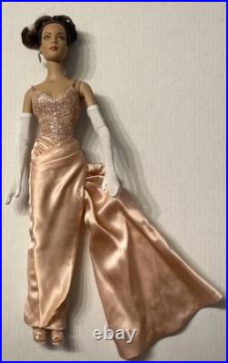 Tonner 2004 TYLER WENTWORTH PORTRAIT GLAMOUR 16 Fashion Doll TW9411 LE 1000