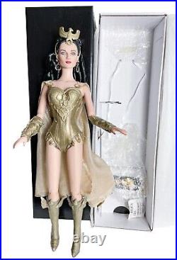 Tonner 2007 16 DC Stars AMAZONIAN WARRIOR WONDER WOMAN Dressed Doll Stand Box