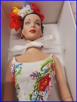 Tonner Doll Tyler Wentworth TROPICO TW1302 in box with tag and stand asian