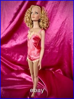 Tonner RTW Satin Sydney Chase Doll LE 1000 NIB Brass Horse Exclusive TW9320 16