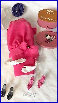 Tonner Regina Wentworth Doll UFDC 2005 Gift Set Beautiful with2 Outfits