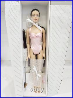 Tonner Sydney Chase Ready-To-Wear Shimmer TW2403 NRFB 16in Doll Box Stand
