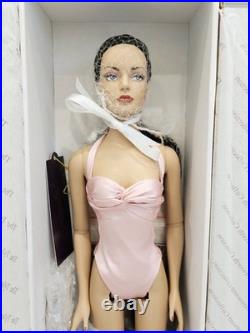 Tonner Sydney Chase Ready-To-Wear Shimmer TW2403 NRFB 16in Doll Box Stand