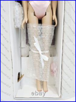 Tonner Sydney Chase Ready-To-Wear Shimmer TW2403 NRFB 16in Doll Box Stand