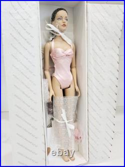 Tonner Sydney Chase Ready-To-Wear Shimmer TW2403 NRFB 16in Doll Box Stand