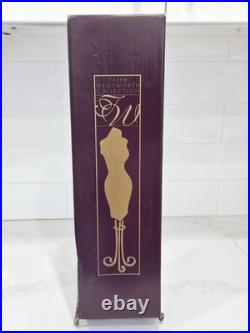 Tonner Sydney Chase Ready-To-Wear Shimmer TW2403 NRFB 16in Doll Box Stand