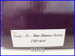 Tonner Sydney Chase Ready-To-Wear Shimmer TW2403 NRFB 16in Doll Box Stand