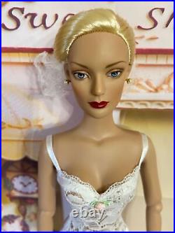 Tonner Tyler 16 REGINA WENTWORTH CONVENTION DOLL UFDC With COA JUST DEBOXED NEW