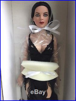 Tonner Tyler 17 HOSTESS WITH THE MOSTEST FASHION Doll & COFFIN SET 2008 LE 50