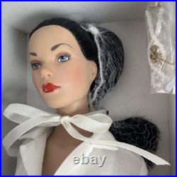 Tonner Tyler Wentworth 2004 Collection SIGNATURE STYLE BW BRUNETTE 16 DOLL NEW