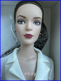 Tonner Tyler Wentworth 2009 Collection SIGNATURE STYLE BW BRUNETTE 16 DOLL LE