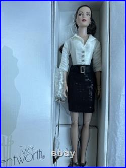 Tonner Tyler Wentworth 2009 Collection SIGNATURE STYLE BW BRUNETTE 16 DOLL LE