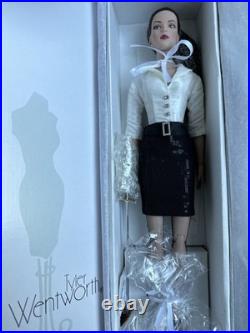 Tonner Tyler Wentworth 2009 Collection SIGNATURE STYLE BW BRUNETTE 16 DOLL LE