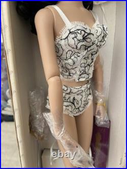 Tonner Tyler Wentworth City Style Carrie In RTW lingerie 16 doll- New