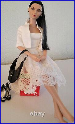 Tonner Tyler Wentworth Press Conference Emilie SYDNEY CHASE 16 Doll + Stand