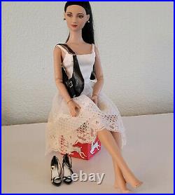 Tonner Tyler Wentworth Press Conference Emilie SYDNEY CHASE 16 Doll + Stand