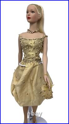 Tonner Tyler Wentworth Signature Blonde Dressed in 2000 Champagne Bubble Outfit Tonner Tyler Wentworth Signature Blonde Dressed in 2000 Champagne Bubble Outfit