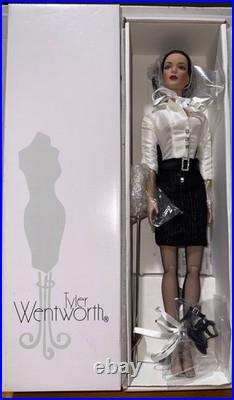 Tonner Tyler Wentworth Signature Style Brunette Doll T9TWDD11 NRFB with Outfit & S
