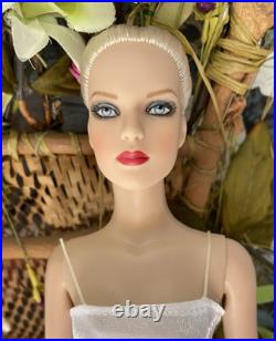 Tonner Tyler Wentworth Ultra Basic Platinum- Bending Wrist LE300