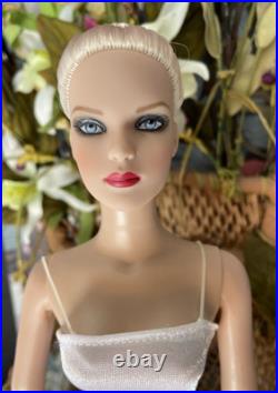 Tonner Tyler Wentworth Ultra Basic Platinum- Bending Wrist LE300