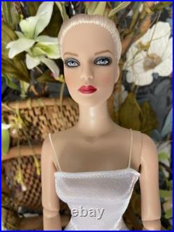 Tonner Tyler Wentworth Ultra Basic Platinum- Bending Wrist LE300