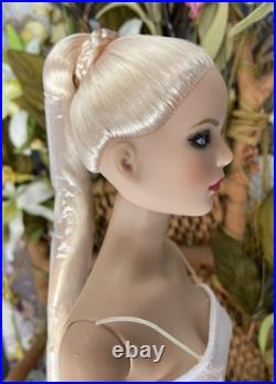 Tonner Tyler Wentworth Ultra Basic Platinum- Bending Wrist LE300