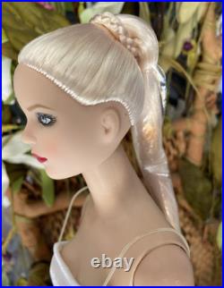 Tonner Tyler Wentworth Ultra Basic Platinum- Bending Wrist LE300