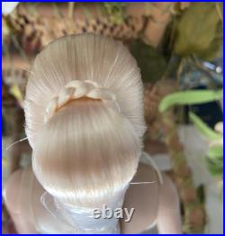 Tonner Tyler Wentworth Ultra Basic Platinum- Bending Wrist LE300