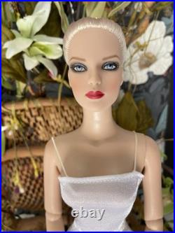 Tonner Tyler Wentworth Ultra Basic Platinum- Bending Wrist LE300