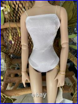 Tonner Tyler Wentworth Ultra Basic Platinum- Bending Wrist LE300