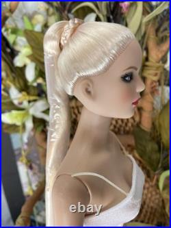 Tonner Tyler Wentworth Ultra Basic Platinum- Bending Wrist LE300