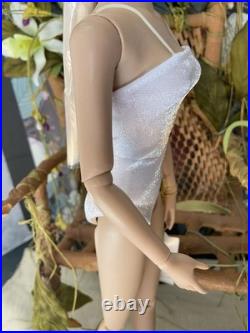 Tonner Tyler Wentworth Ultra Basic Platinum- Bending Wrist LE300