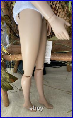 Tonner Tyler Wentworth Ultra Basic Platinum- Bending Wrist LE300