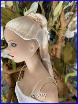 Tonner Tyler Wentworth Ultra Basic Platinum- Bending Wrist LE300