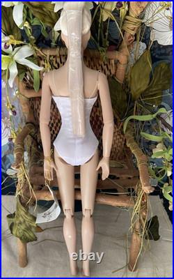 Tonner Tyler Wentworth Ultra Basic Platinum- Bending Wrist LE300