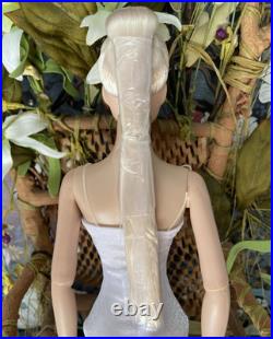 Tonner Tyler Wentworth Ultra Basic Platinum- Bending Wrist LE300