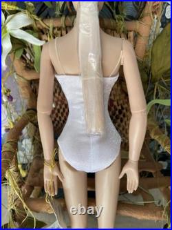 Tonner Tyler Wentworth Ultra Basic Platinum- Bending Wrist LE300