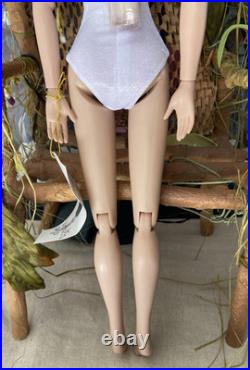 Tonner Tyler Wentworth Ultra Basic Platinum- Bending Wrist LE300