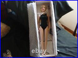 Tonner doll Tyler Wentworth BASIC BLACK gorgeous 16 with convertible feet
