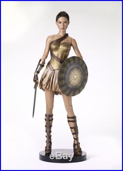 Tonner -wonder Woman Training Armor-deluxe-sold Out(has Sword, Shield, Stand)